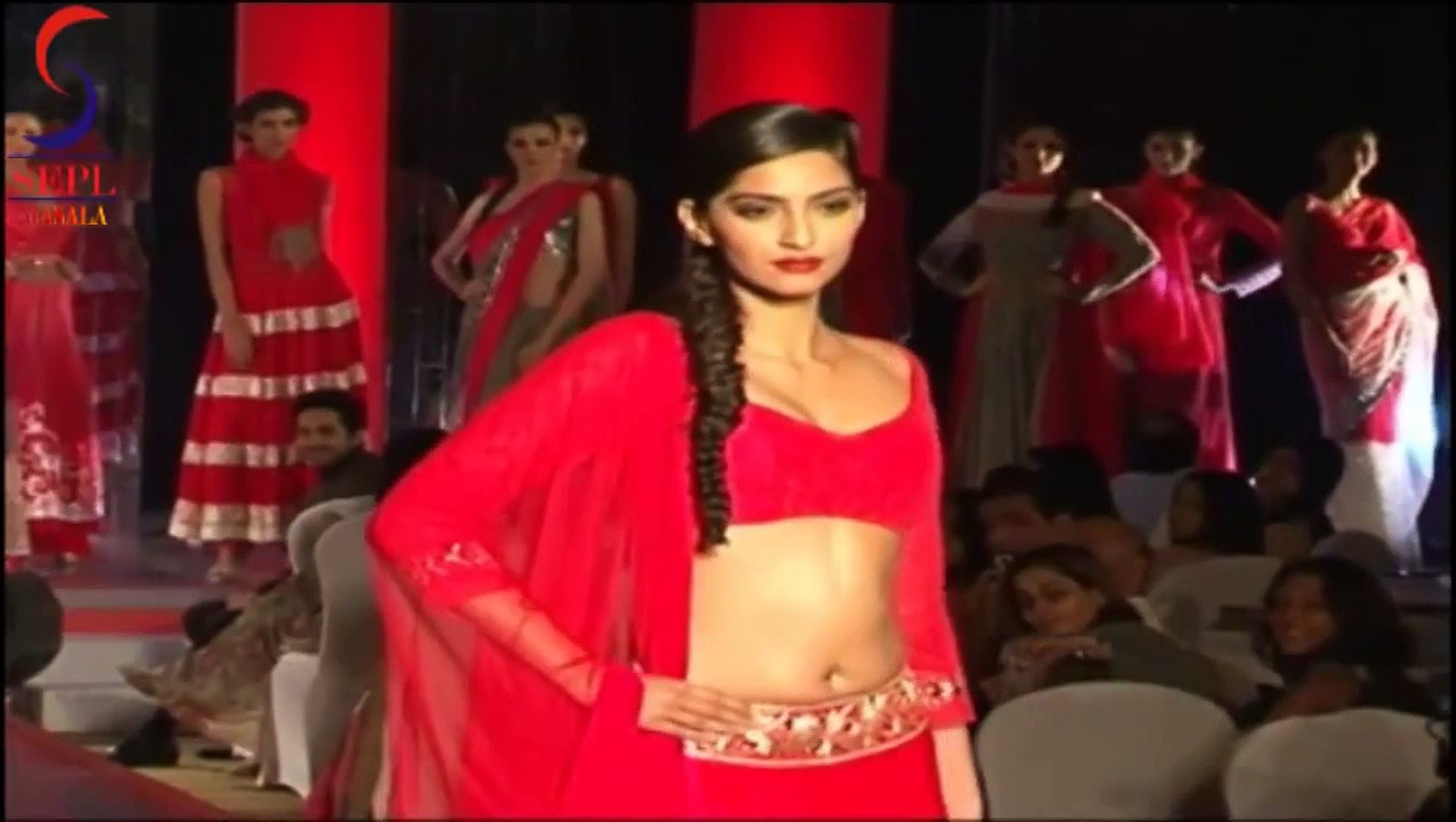 Sonam Kapoor Hot Navel Backless Show Revealed - Dailymotion Video