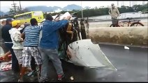 Carro desgovernado capota em ponte de Guarapari