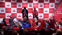 Fernando Alonso conversó y entregó regalos a un grupo de niños en la CGS
