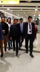 People shouting “Khawaja ko nahin chorna” When Imran Khan Walks In London Airport