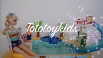 Tommy Filho da Elsa do Frozen Salva Bebe Da Barbie Mari na Piscina!!! Em Portugues Tototoykids