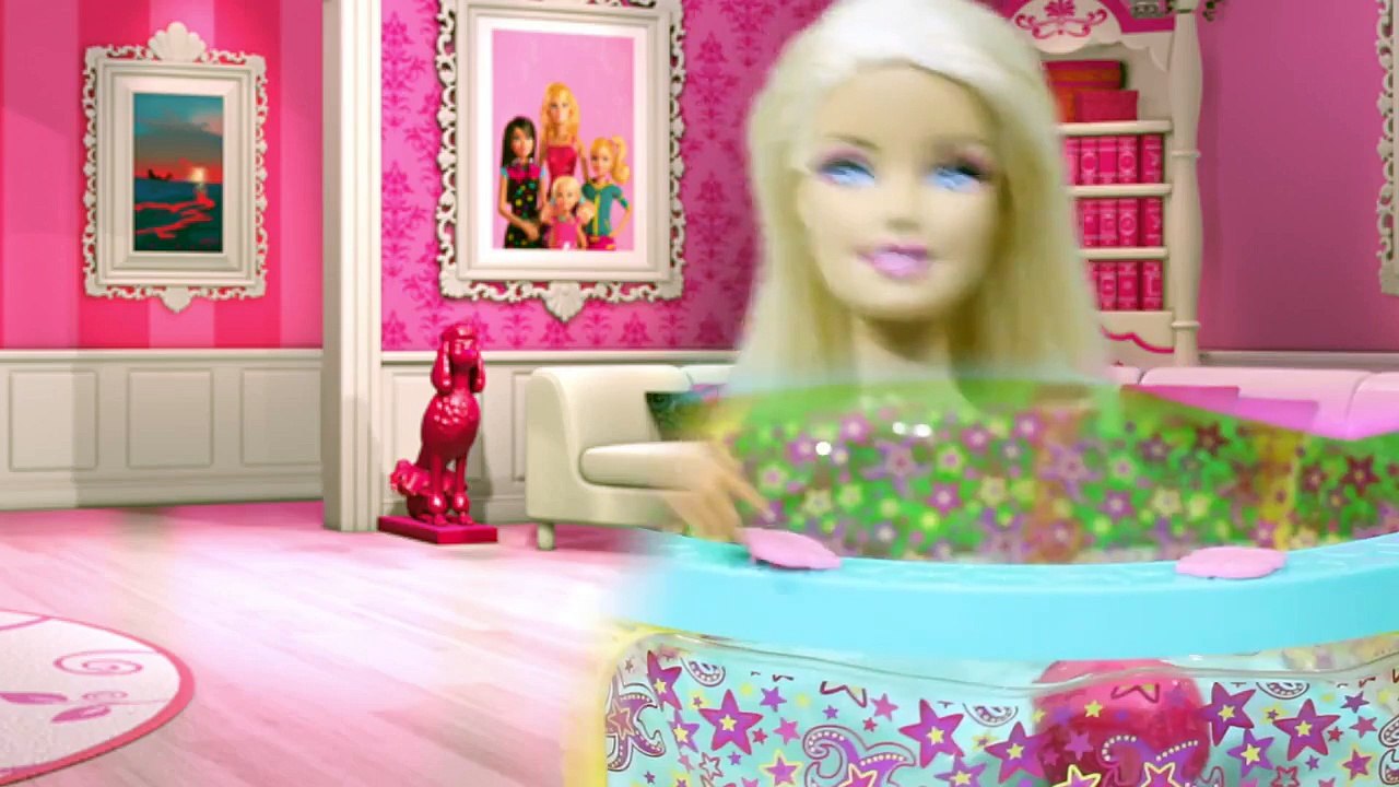 Barbie Carol e Ken Brigam por Causa da Piscina Nova em Português