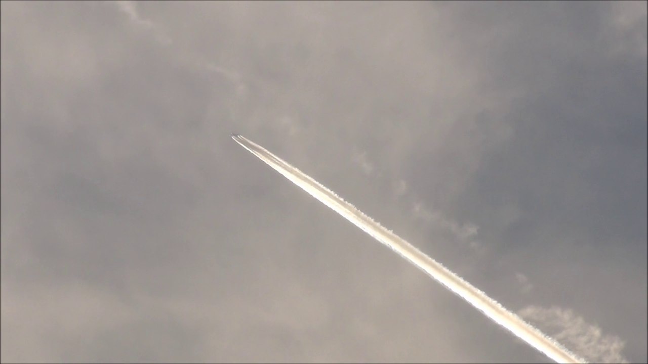 Contrails or chemtrails time-lapse
