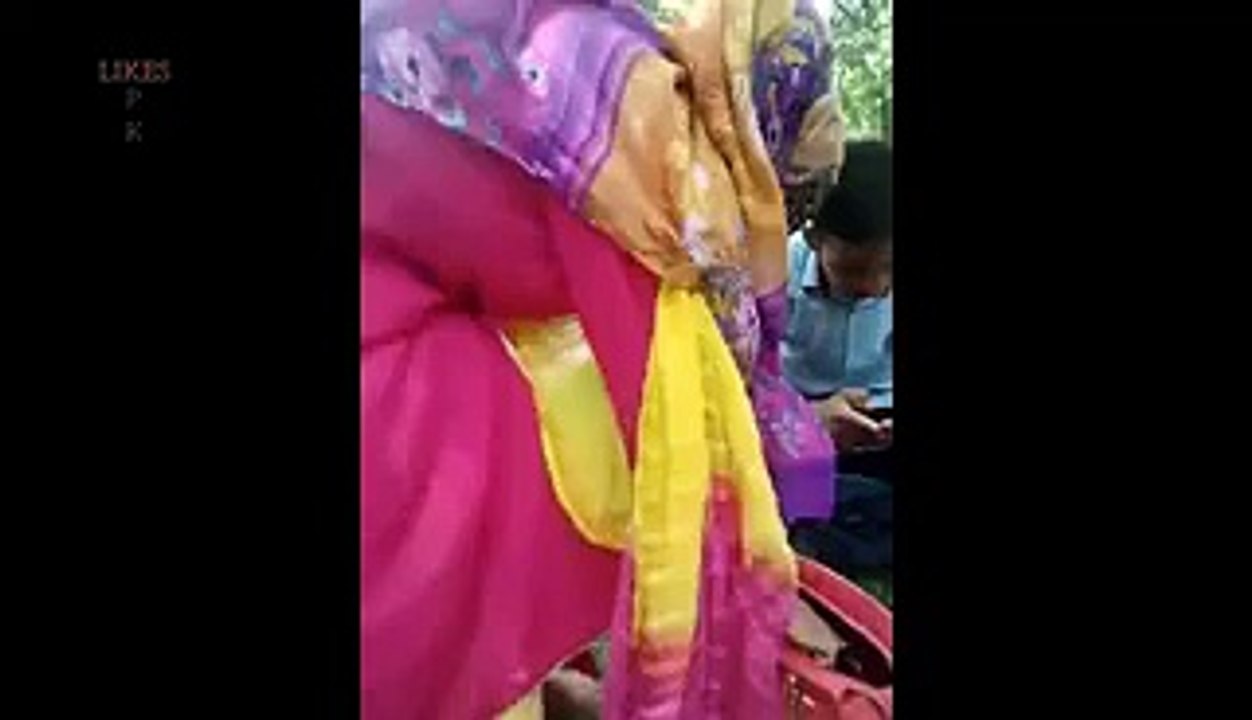 لڑکوں نے مل کر لڑکی کو سرعام سزا دی - Video Dailymotion