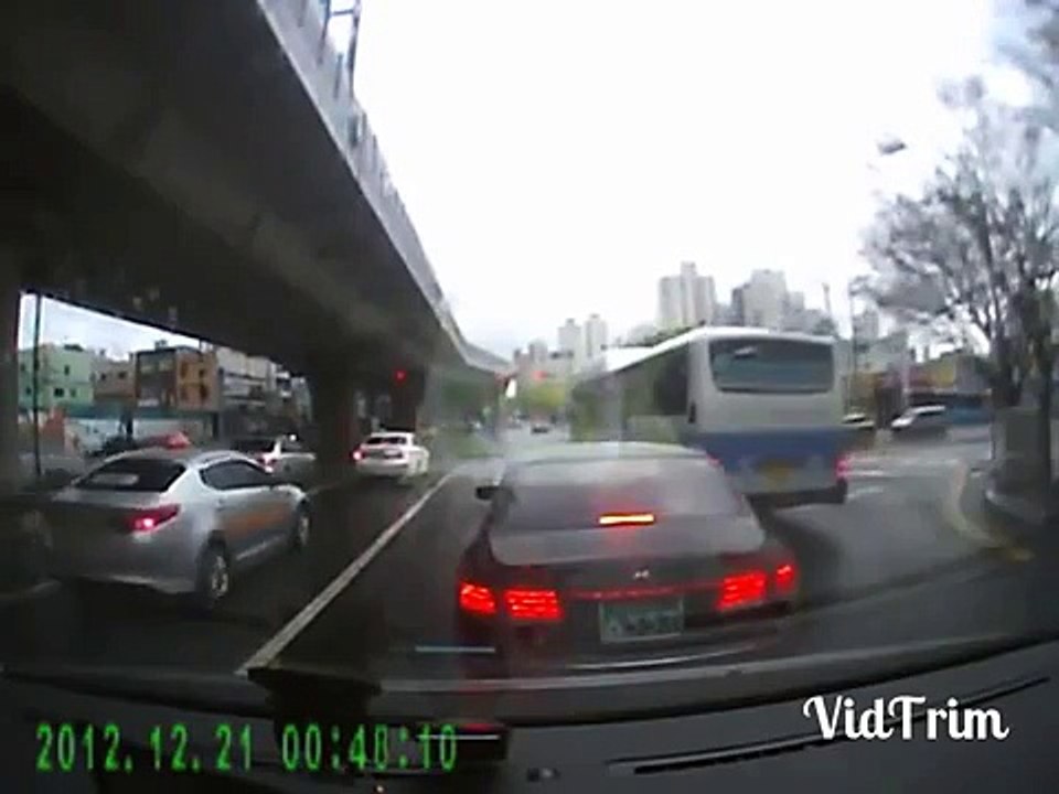 김여사님 버스추월하려다가 급정거해서 사고가