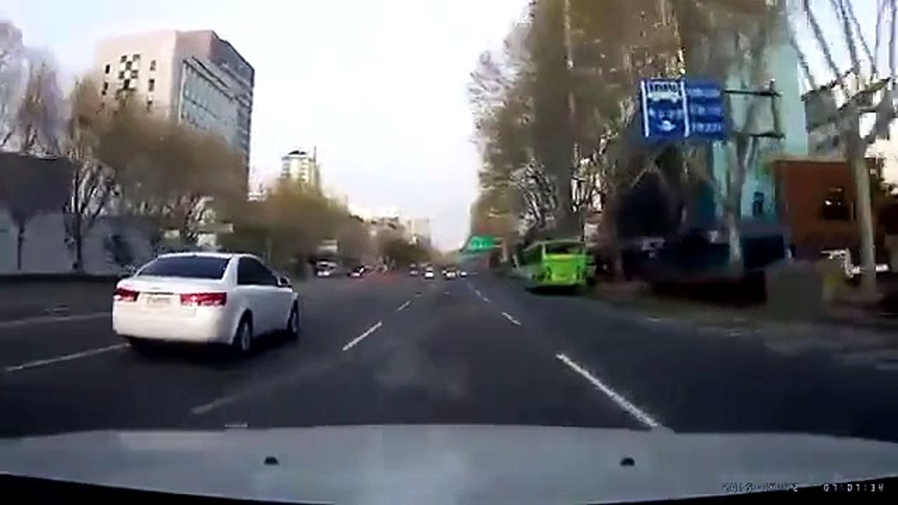 김여사님 차선변경으로 bmw 1시리즈를 폐차시키네