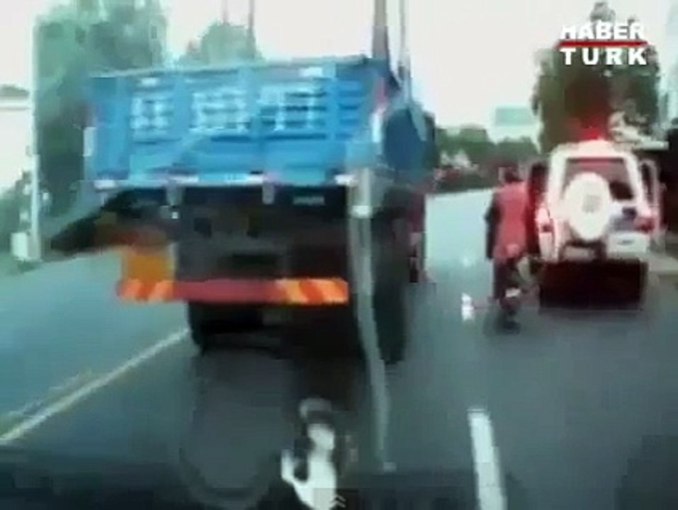 DKKATSZCE AÇILAN KAPI FACA LE SONUÇLANIYORDU