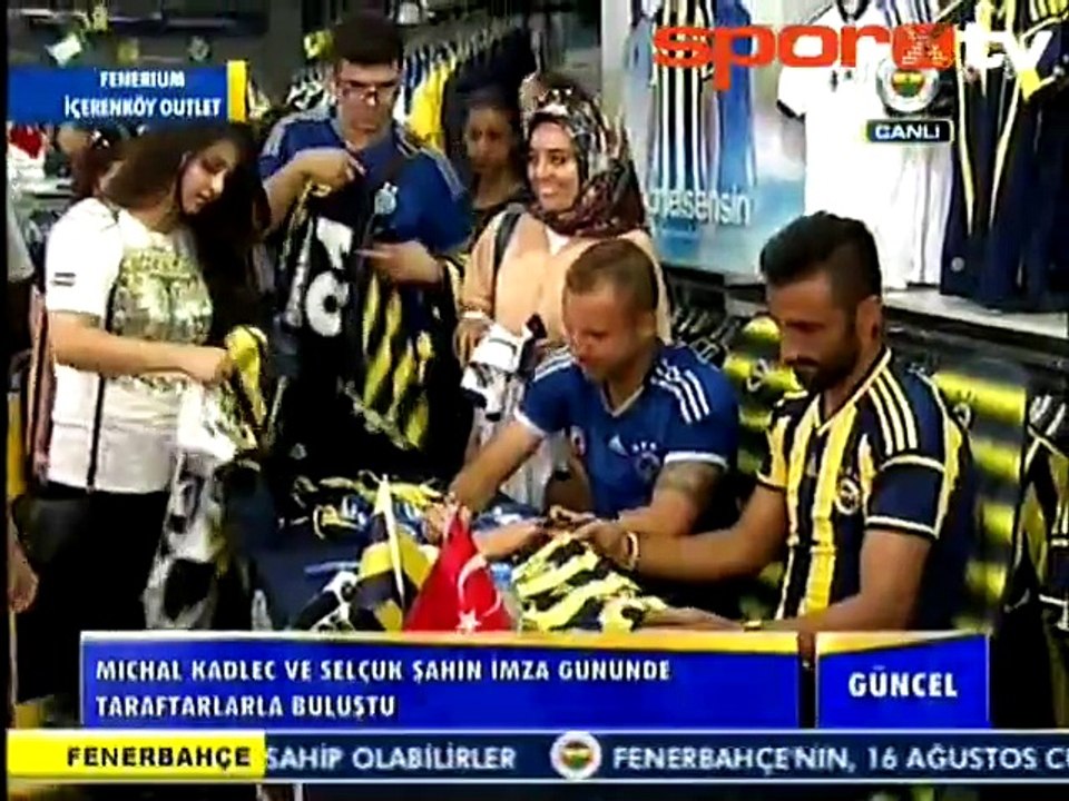 Kadlec ve Selçuk imza gününde taraftarlarla buluştu