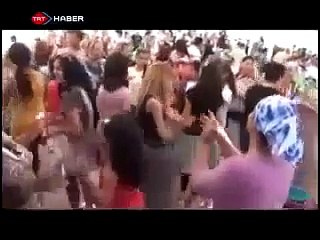 Duran adamlara göbek atarak karlk verdiler