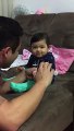 Un bébé effraye son père en faisant semblant de crier de douleur quand il essaie de couper ses ongles