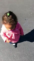 Une petite fille est complètement terrifié de son ombre