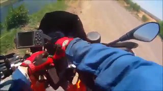 Motociclista vê algo estranho no canal de água e o que acontece depois deixa em lágrimas qualquer um