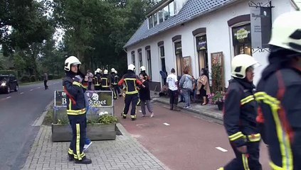 Beelden: Bestuurder rijdt gat in woning De Groeve - RTV Noord