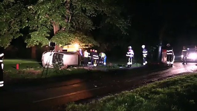Beelden: Auto rijdt tegen boom in Opende - RTV Noord