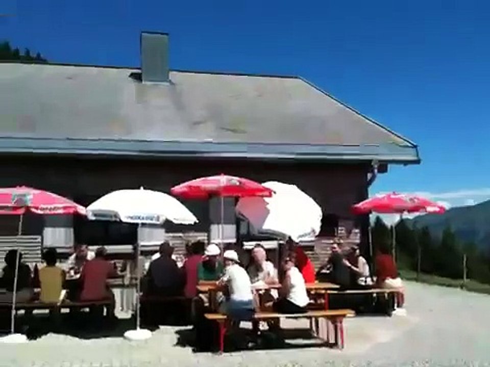 Schöner Mann wartet auf Lena Hoschek