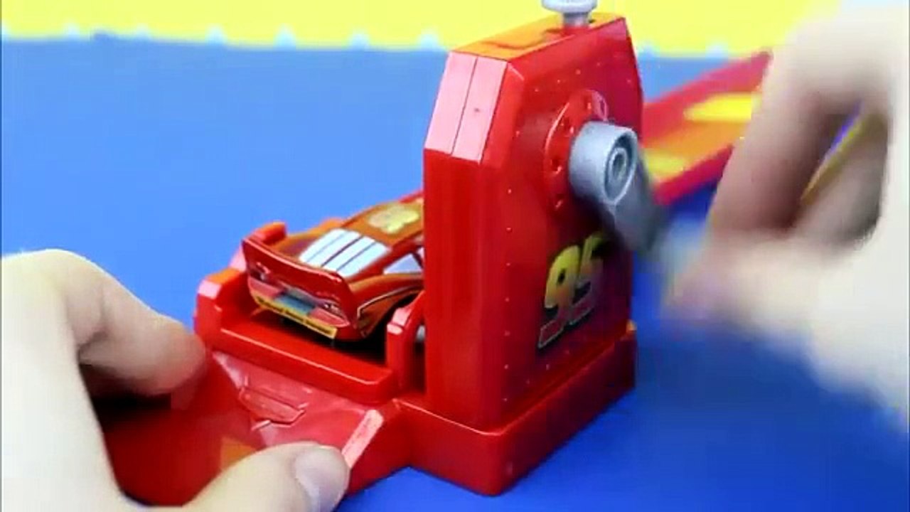 Disney Pixar Cars Crank Launcher with Stunt Racers Lightning McQueen