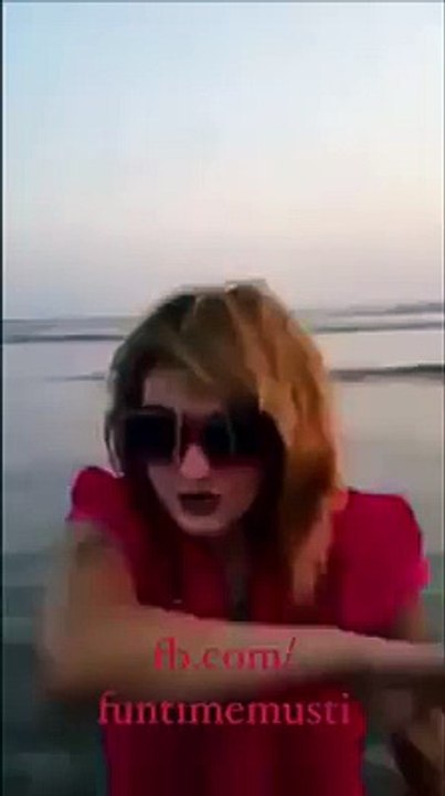 Pakistani girl orignal dance at sea