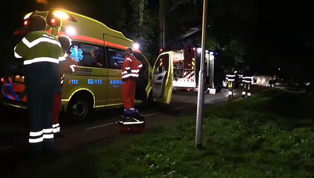 Beelden: Auto rijdt tegen boom in Opende - RTV Noord