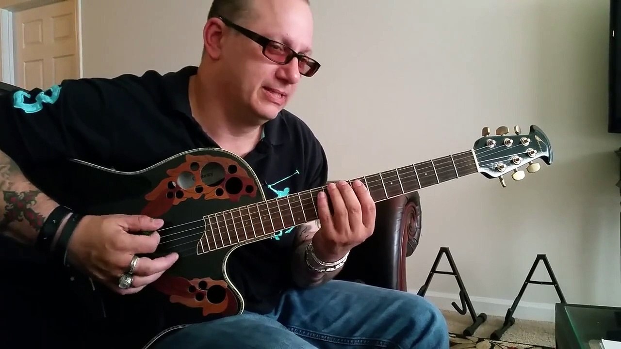 Boyfriend gives guitar lesson to newbie girlfriend