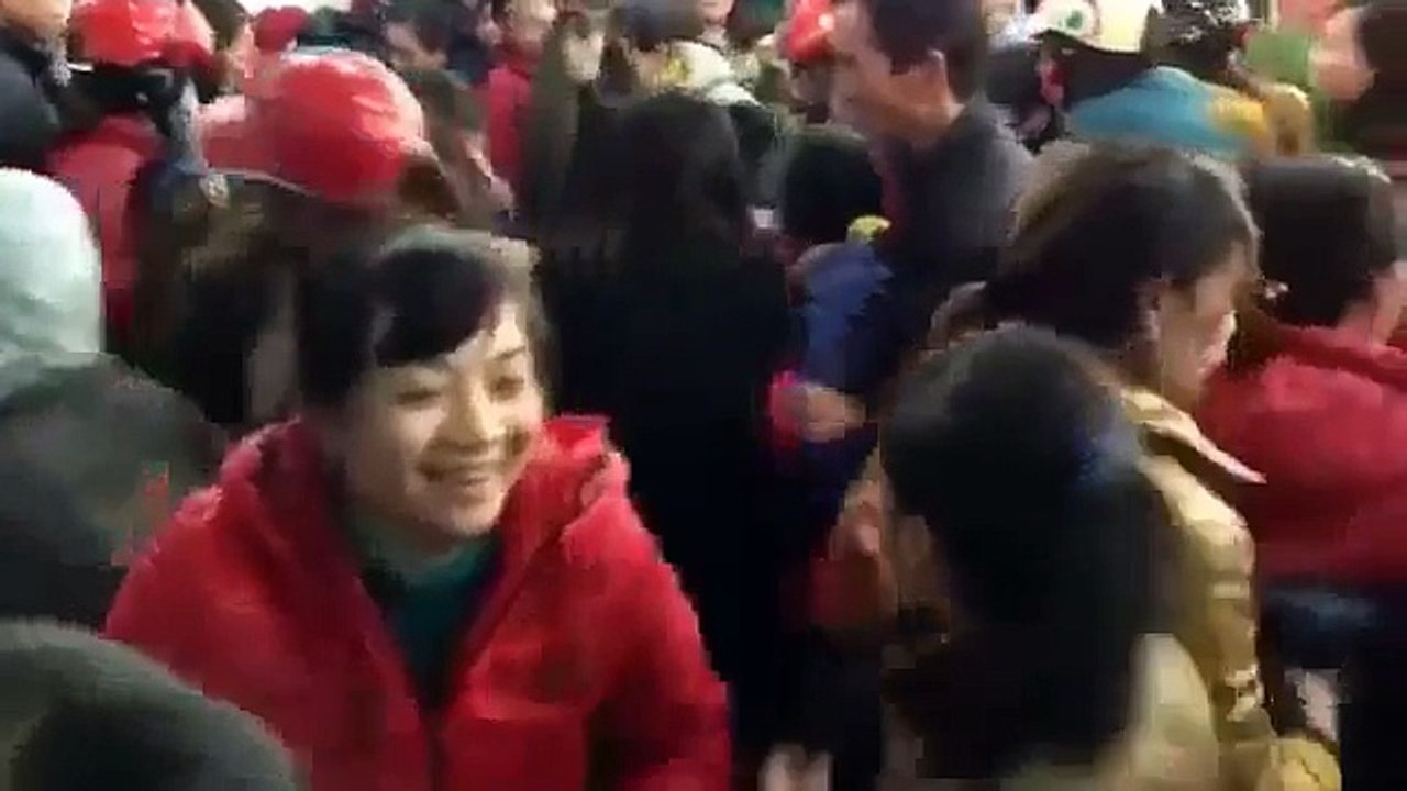 Hàng trăm người lao vào la hét, giành giật quần áo giảm giá HOT Clip Vui 2014 Sốc Hay mới nhất