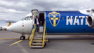 Måns Zelmerlöw gratuleras på Bromma Stockholm Airport