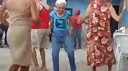 عجوز ترقص رقص عجيب