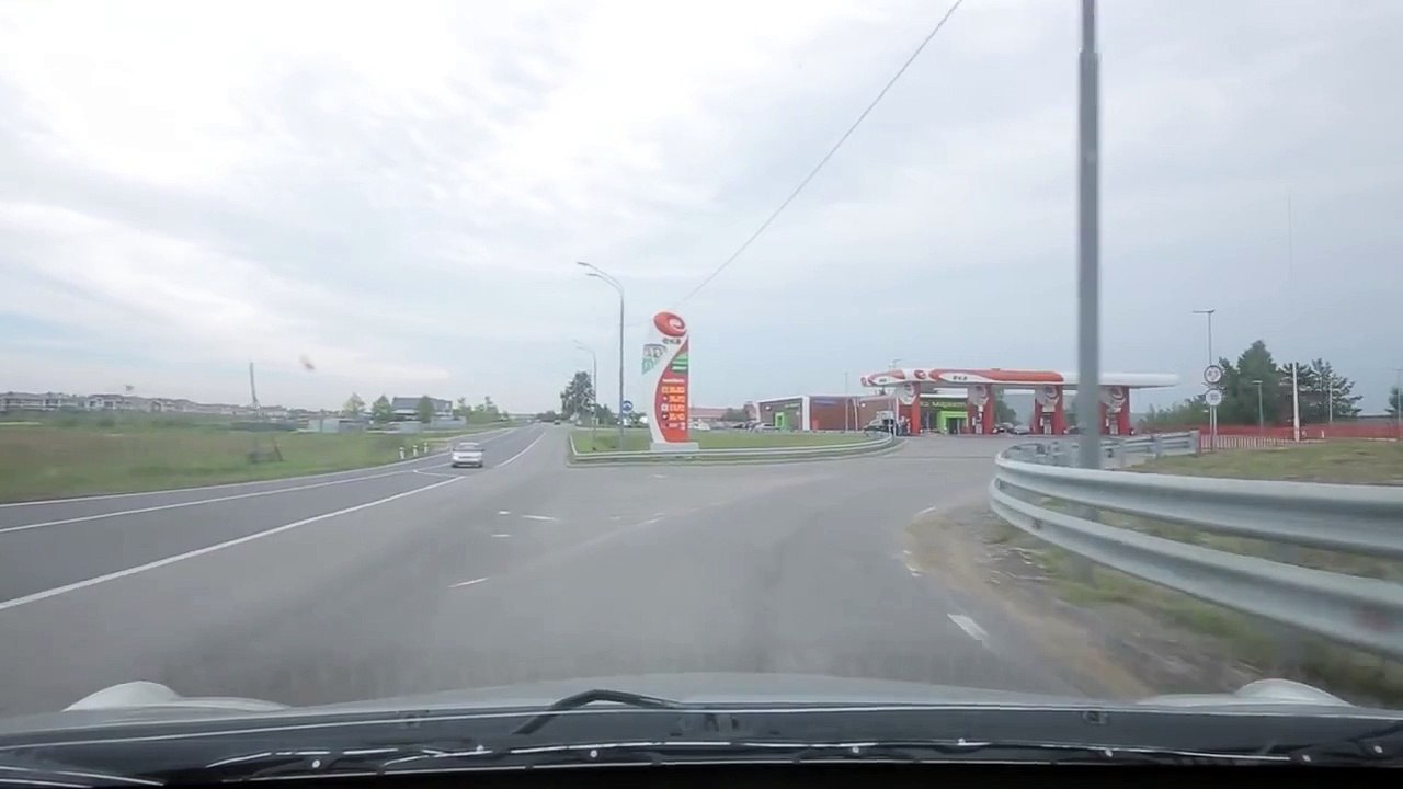 Парашютист сел на бензоколонку