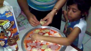 Valeria preparando pizza