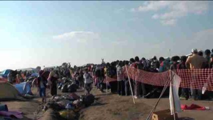 Röszke, puerta de paso para miles de refugiados sin asistencia estatal