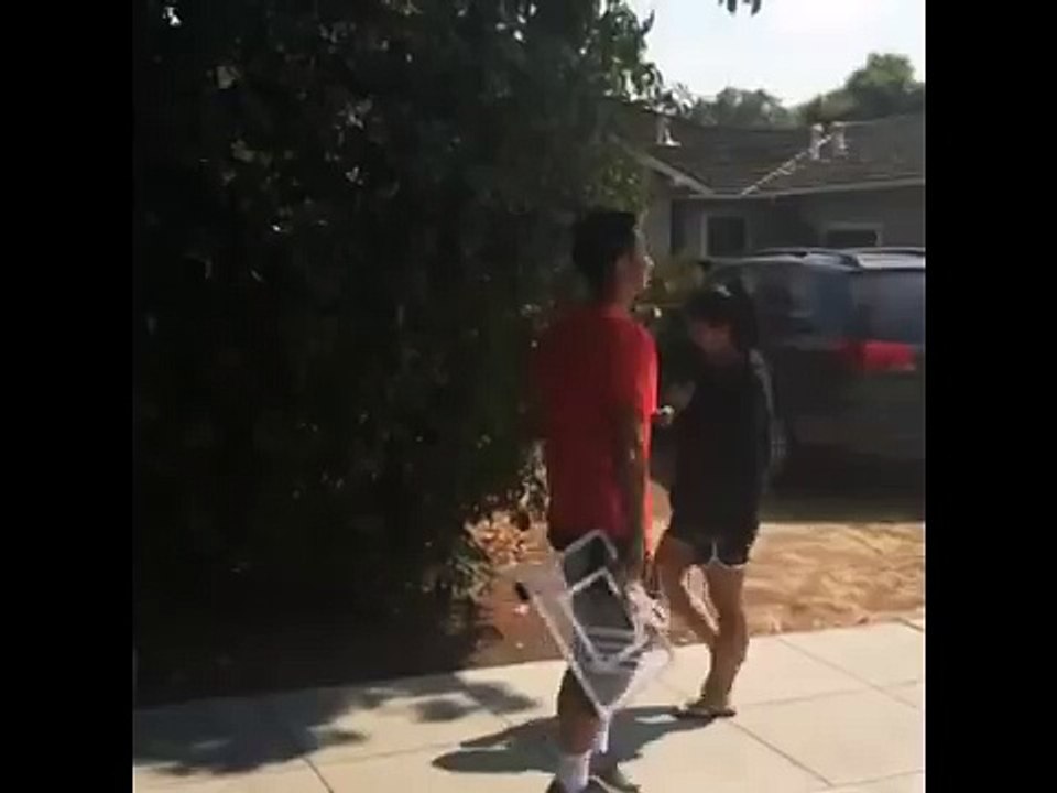 Jeremy Lin dunks on his mom