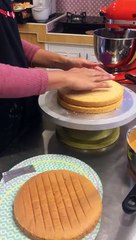Thai tea cake decorating