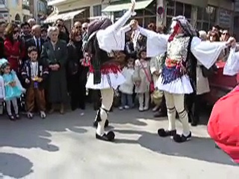 Apokria Naousa, Genitsaros xorevei Papadia