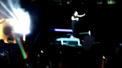 Harry Styles dancing to "Best Song Ever" (9/12/15)