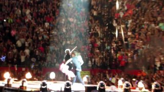 Harry with an American Flag and Lilo Waterfight During Best Song Ever- Gillette Stadium