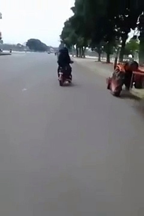 Gái xinh đá lửa rất cứng