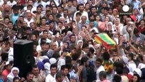 Turchia. Coprifuoco a Diyarbakir. Migliaia di persone ai funerali a Cizre