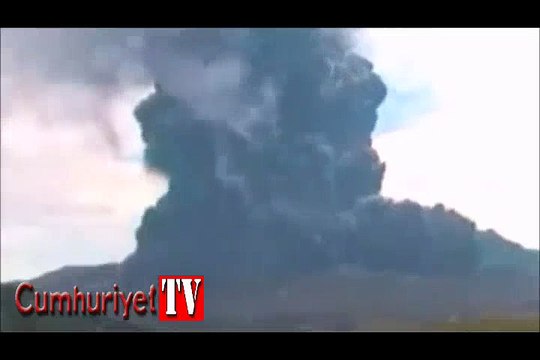 Japonya’da yanardağ patlama anı kameralara yansıdı