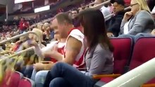 Kiss Cam'de sevgilisini öpmeye kalktı tokadı yedi!