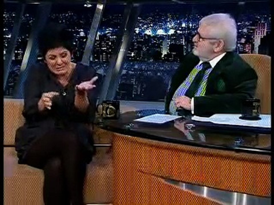 Cris Nicolotti canta "Vá tomar no cú" no Programa do Jô 3/3