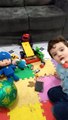 Enzo e sua  coleção de brinquedos disney pixar