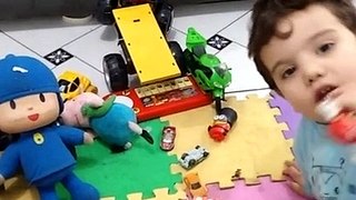 Enzo e sua  coleção de brinquedos disney pixar