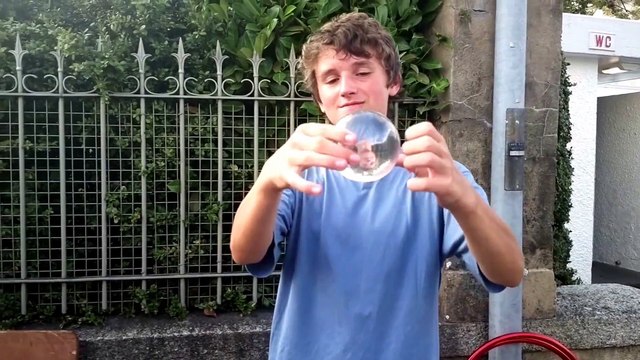 Chorégraphie avec une boule de verre qui va vous laisser sans voix!