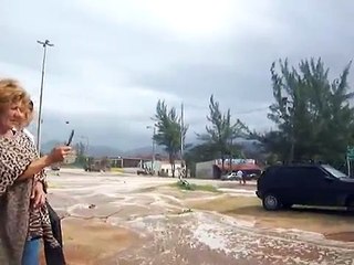 Onda invadindo Jaconé - Saquarema RJ Ressaca Tsunami, wave invading the brazilian coast  бура  عاصفة