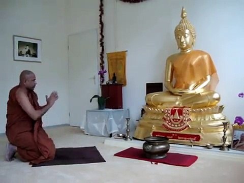 Walking meditation combined with recollecting the qualities of the Buddha ( Buddha Nana Sammasana )