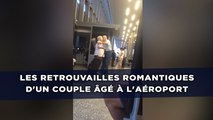 Les retrouvailles romantiques d'un couple âgé à l'aéroport