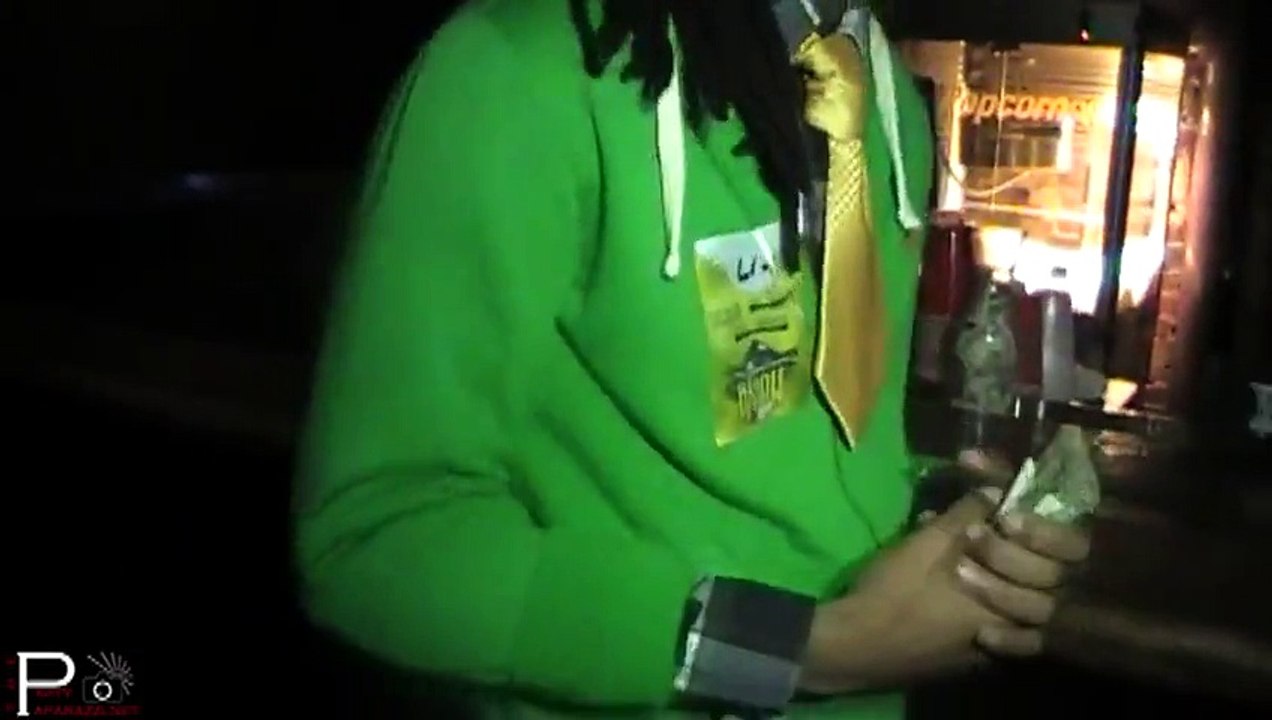 YOUNG MONEY OF RE-UP GANG BIG SHOT 17 SHOWING HIS AZZ