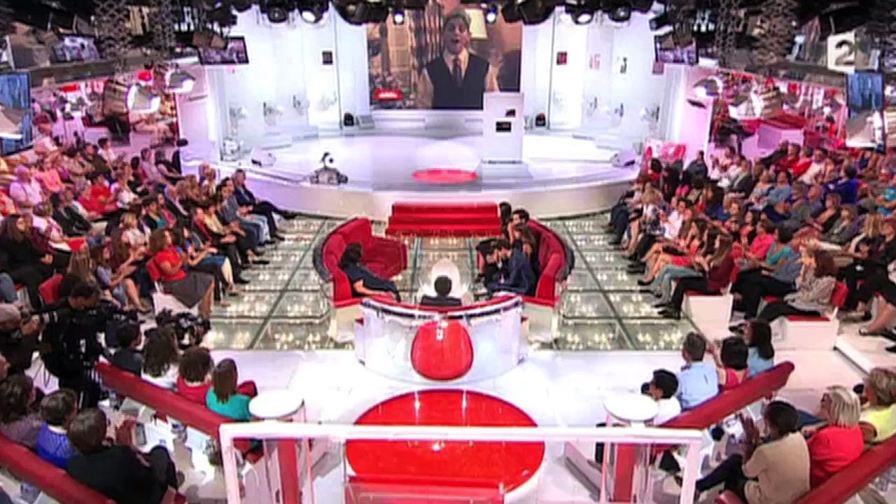 Mika gêné par une archive dans "Vivement dimanche"