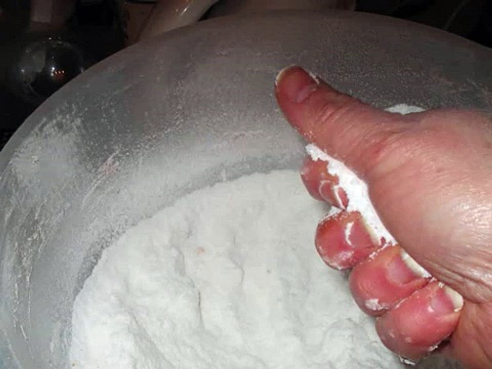 MAKING BATH BOMBS