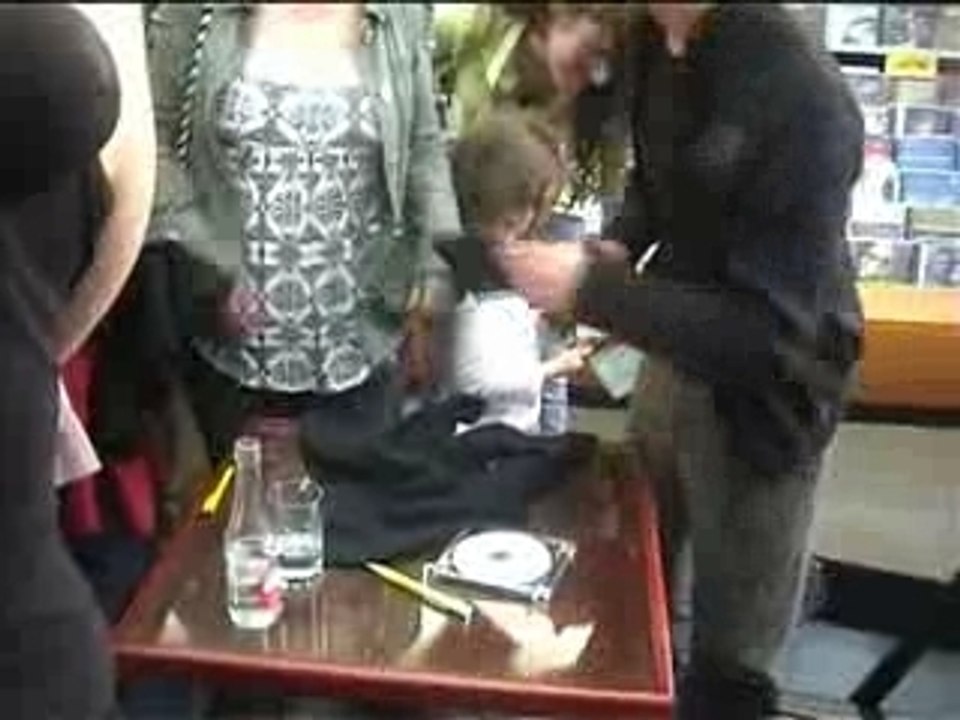 RENAN LUCE Séance de dédicace