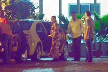 Rani Mukerji caught on camera flaunting her baby-bump